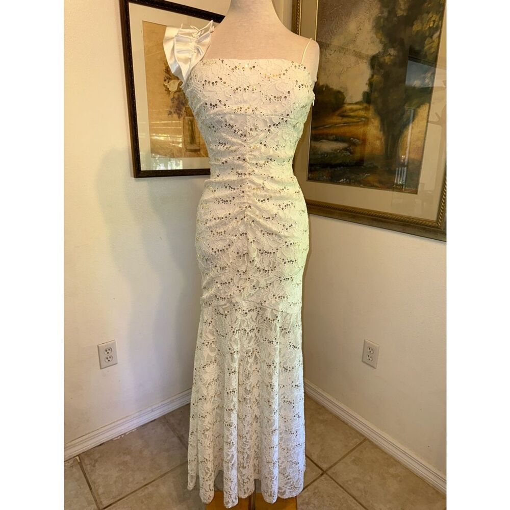 JUMP APPAREL by Wendye Chaitin White Lace One-Shoulder Evening Dress Size 7/8